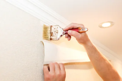 Pose de papier peint au Sequestre — revêtements muraux et toiles de verre